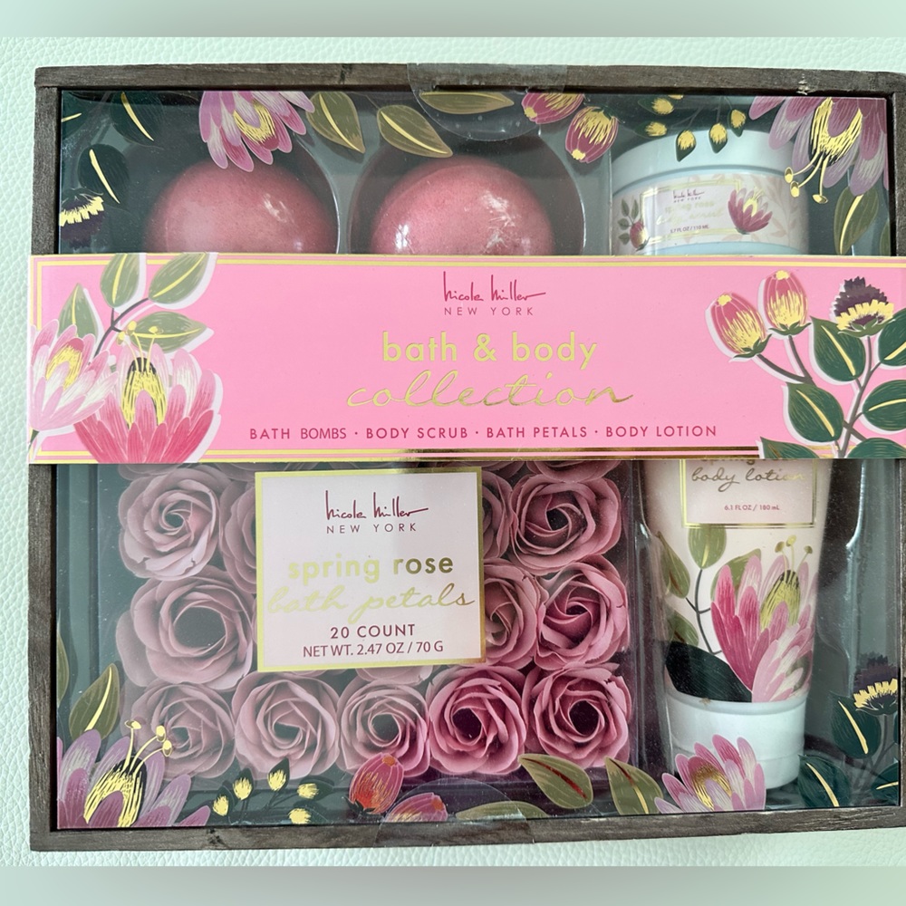 Gift Set - Nicole Miller Bath and Body Collection - New ingift Box